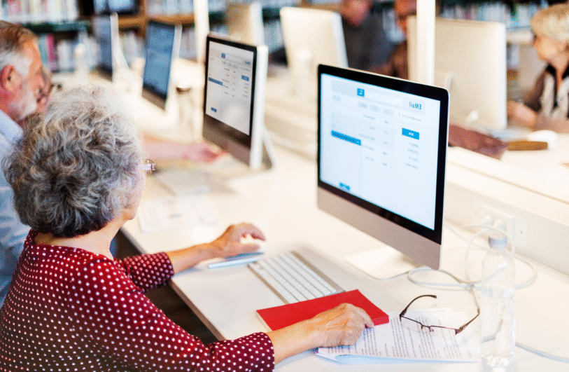 starsze osoby przed komputerami