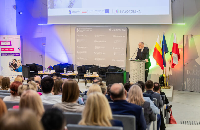 Jan Duda Przewodniczący Sejmiku Województwa Małopolskiego przemawia na konferencji