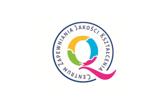 Okrągłe, niebiesko-białe logo Centrum Zapewniania Jakości Kształcenia, w którego centralnej części znajduje się duża, wielokolorowa litera "Q". Litera Q jest podzielona na cztery segmenty w kolorach: pomarańczowym, niebieskim, zielonym i różowym. Wokół centralnego motywu biegnie niebieski napis: "CENTRUM ZAPEWNIANIA JAKOŚCI KSZTAŁCENIA".