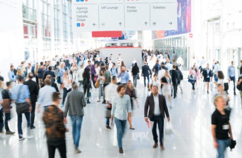 Tłum ludzi na targach pracy