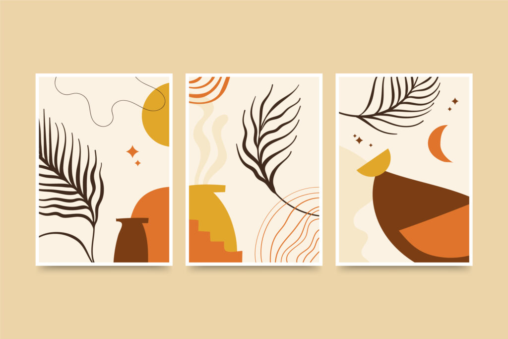 Trzy pionowe plakaty obok siebie na jasnobeżowym tle, każdy w białej ramce z cieniem, z abstrakcyjnymi elementami: cienkie brązowe linie tworzące liściaste formy, pomarańczowe i musztardowe półkola i kształty przypominające dzbany, faliste linie, małe gwiazdki i półksiężyc.