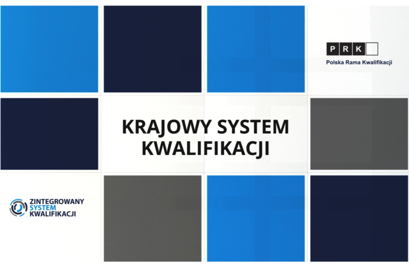 Grafika podzielona na kratę dużych niebieskich, granatowych i szarych prostokątów z centralnym dużym napisem KRAJOWY SYSTEM KWALIFIKACJI; w prawym górnym rogu czarne kwadraty z literami PRK i podpisem Polska Rama Kwalifikacji, a w lewym dolnym rogu okrągłe logo oraz napis ZINTEGROWANY SYSTEM KWALIFIKACJI