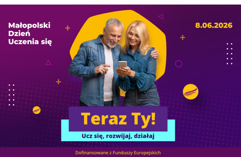 Plakat na fioletowo-bordowym tle promujący Małopolski Dzień Uczenia się z datą 8.06.2026, centralne zdjęcie mężczyzny w kurtce dżinsowej o siwych włosach i kobiety z blond włosami w turkusowej bluzce, na tle żółtego nieregularnego kształtu, przeglądających razem treści na smartfonie. Poniżej duży żółty, duży napis 