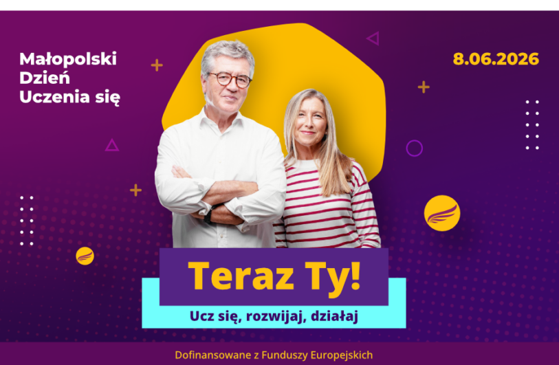 Plakat na fioletowo-bordowym tle promujący Małopolski Dzień Uczenia się z datą 8.06.2026, na środku zdjęcie uśmiechniętej pary, mężczyzna w okularach i siwych włosach w białej koszuli z założonymi rękami obok kobiety o długich blond włosach w bluzce w czerwono‑białe paski, na tle żółtego nieregularnego kształtu. Pod spodem pasek z napisem „Dofinansowane z Funduszy Europejskich”.