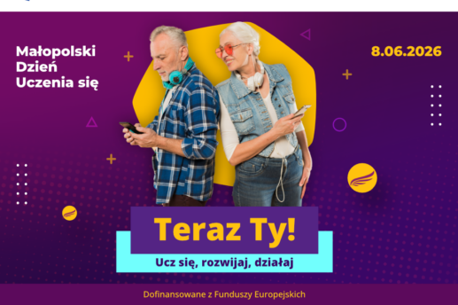 Plakat na fioletowo-bordowym tle promujący Małopolski Dzień Uczenia się z datą 8.06.2026, z centralnym zdjęciem pary starszych osób stojących plecami do siebie i korzystających z telefonów (mężczyzna w kratowanej koszuli z turkusowymi słuchawkami na szyi, kobieta w jeansowej kamizelce i pomarańczowych okularach z białymi słuchawkami). Poniżej duży żółty, duży napis 