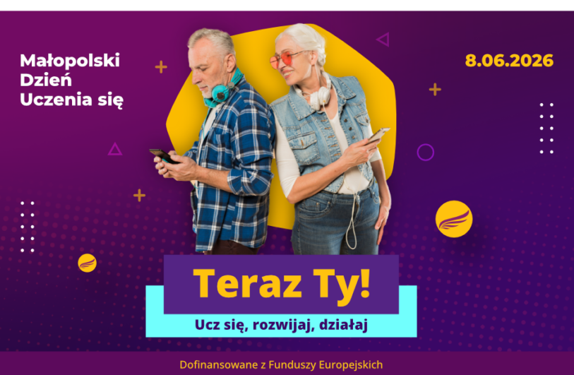 Plakat na fioletowo-bordowym tle promujący Małopolski Dzień Uczenia się z datą 8.06.2026, z centralnym zdjęciem pary starszych osób stojących plecami do siebie i korzystających z telefonów (mężczyzna w kratowanej koszuli z turkusowymi słuchawkami na szyi, kobieta w jeansowej kamizelce i pomarańczowych okularach z białymi słuchawkami). Poniżej duży żółty, duży napis 