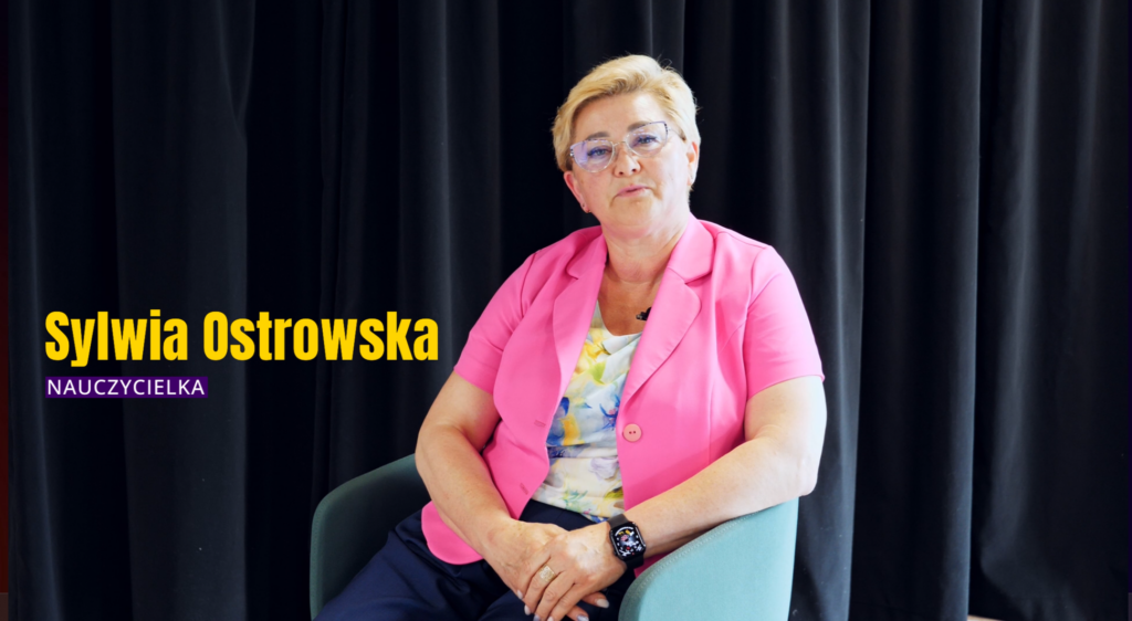 Kobieta w różowej marynarce siedzi na miętowym fotelu przed czarną zasłoną; po lewej stronie duży żółty napis zawierający imię i nazwisko oraz mniejszy fioletowy prostokąt z napisem "NAUCZYCIELKA".